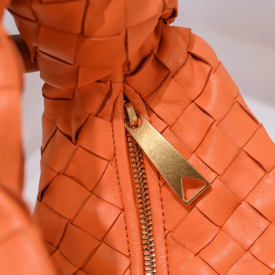 Batch 1120 BV Bottega Veneta's new early spring women's MINI JODIE handbag BV bag 🔥The new method is based on the original rounded corners, knotted with classic woven leather round hobo bag, The most iconic triangular pull-out design, using sheepskin draped soft shape, is super suitable for concave shapes~ Jodie feels really gentle to people, and is definitely the best item for daily matching. It has the same weave, new elements and twists, is compact and versatile, and is the new favorite of street style Internet celebrities! Dimensions: 23x28x8 Model: 6699-1